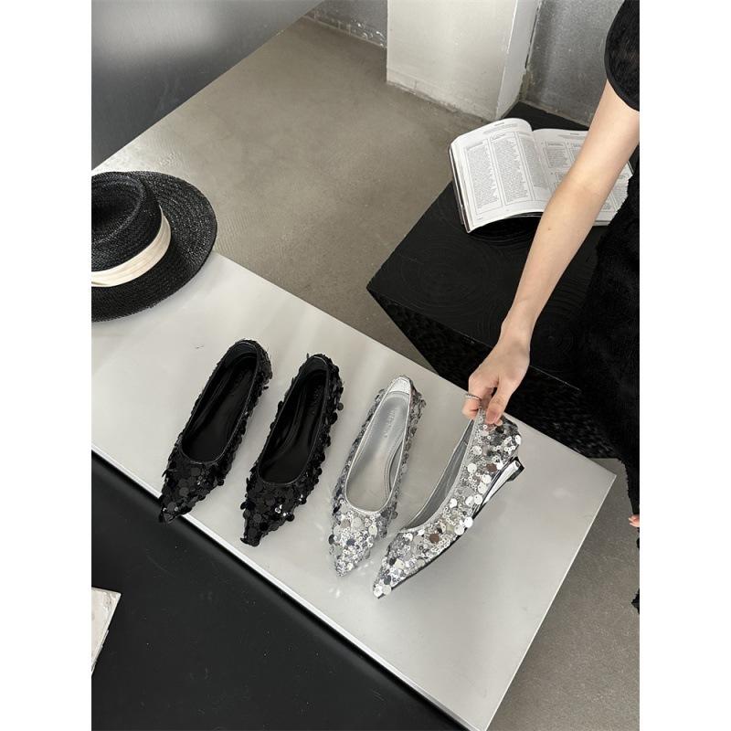 

Premium sequined silver single shoes women s low-heeled flat shoes niche design pointed wedge 2025 new light mouth 39 чёрный