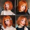 Krátké rovné syntetické paruky Zázvorově hnědé Bobové paruky s ofinou pro ženy Cosplay Denní paruka z přírodních vlasů Vlákno odolné vůči teplu