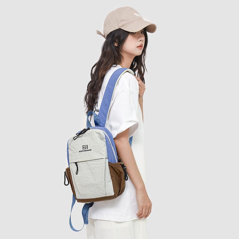 Lightweight and Versatile Backpack, New Simple Travel and Leisure, Contrasting Colors, Mountaineering Schoolbag