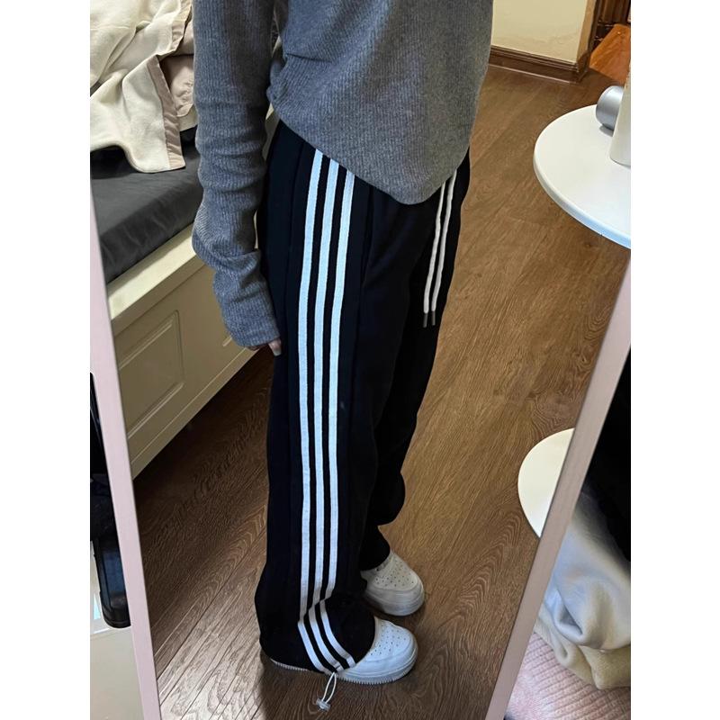 Dámské pruhované splývavé tepláky s rovnými nohavicemi, Jaro/Podzim 2025: Všestranné široké nohavice s manžetami, ležérního střihu.