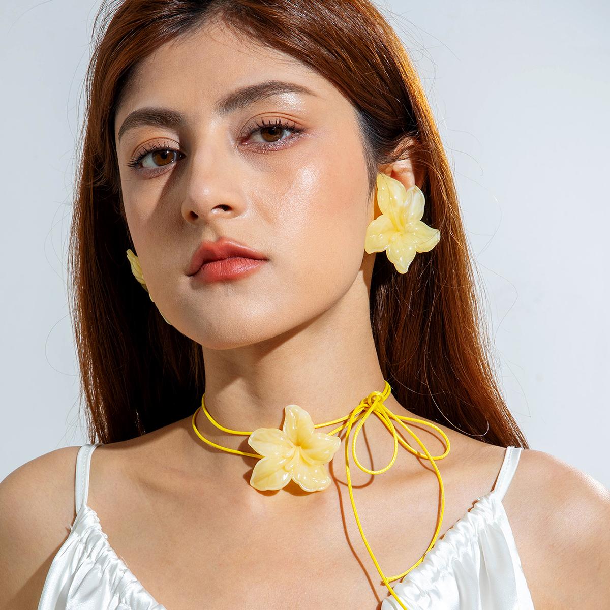 

Летний Новый Пляжный Стиль Желтый Цветочный Набор Украшений для Женских Украшений Свежее и Милое Цветочное Ожерелье