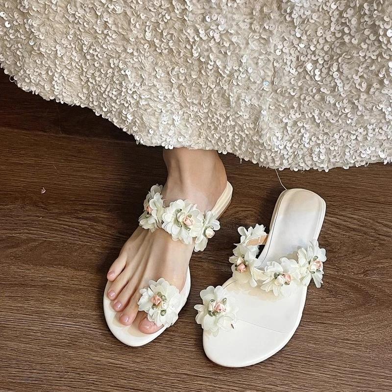 New Low-heeled Slippers Ladies 2025 New Summer Female Shoes Fashion Toe Ring Casual Shoes for Women Outdoor Sweet Flower Sandals