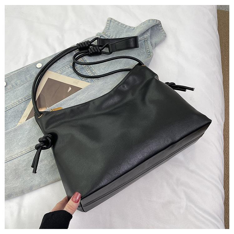 

Осенне-зимняя ретро сумка большой вместимости женская 2025 новая модная дорожная сумка через плечо в стиле ретро, портативная сумка-бостон чёрный