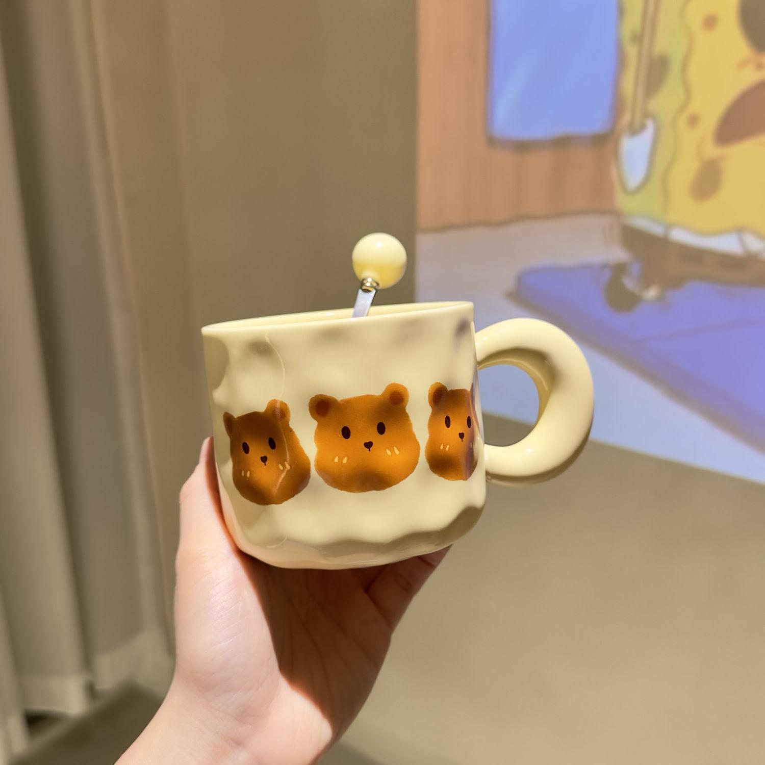 

Подарок на день рождения Милая керамическая кружка с маленьким медвежонком для мальчиков и девочек Кружка для питья воды с крышкой и ложкой Кружка для пары 401-500ml