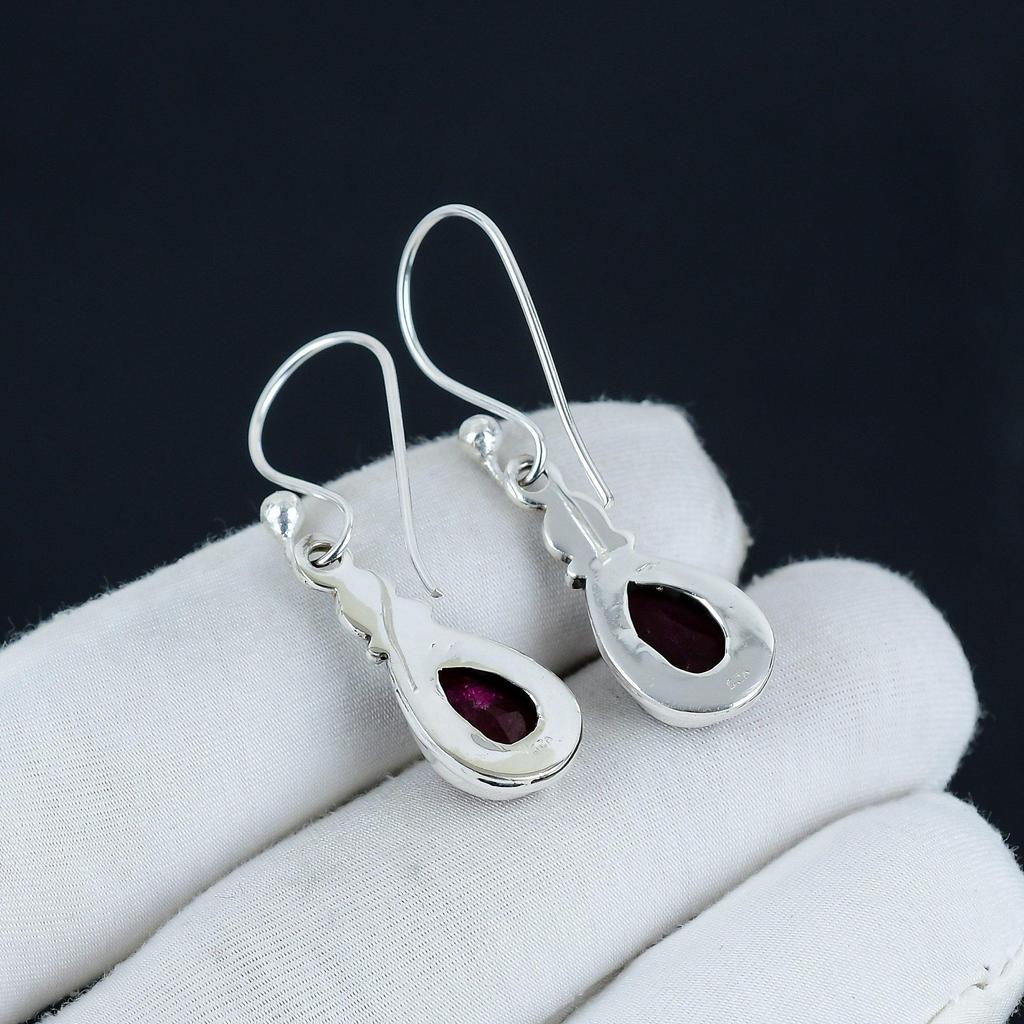 Jemné náušnice s drahokamami Kašmírsky rubín, Náušnice zo striebra 925, Ručne vyrábané boho strieborné visiace náušnice, Darček k výročiu