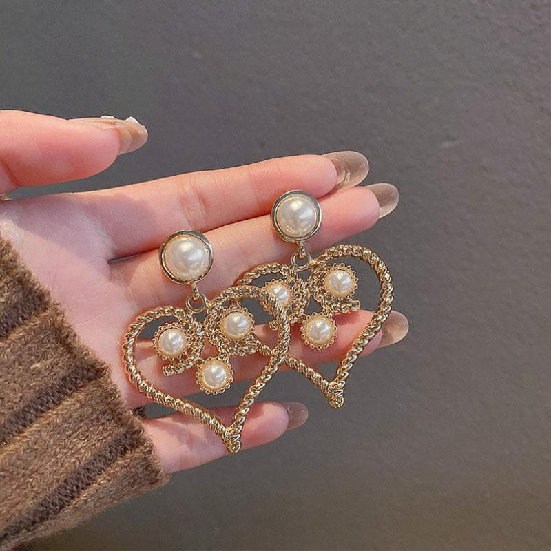 Light Luxury Temperament Design Sense Love Earrings Women's New Stud Earrings Retro High-end Sense Versatile Trendy Earrings