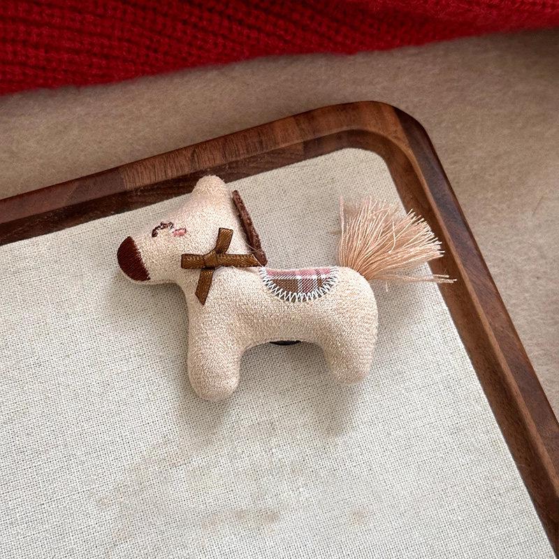 

Get Rich Soon! Cute Zodiac Horse Fabric Brooch for Women – Autumn/Winter 2025 Scarf & Chest Accessory