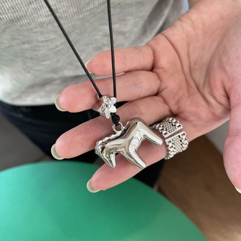 Elegant Horse And Floral Pendant Necklace Polished Metal Long Layering Chain Jewelry For Women Gift