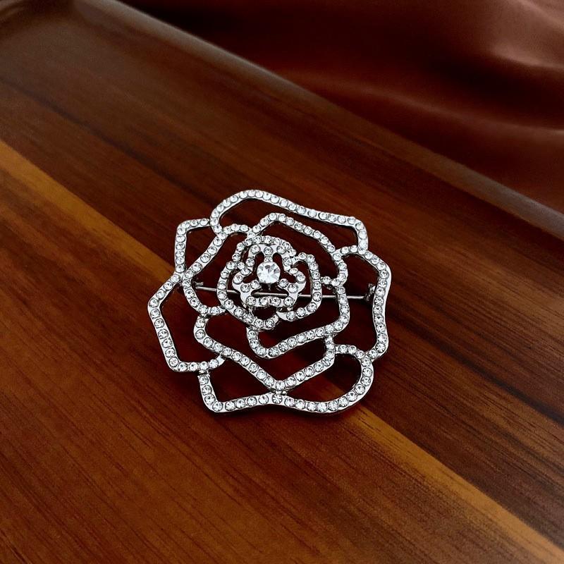 Średniowieczna Vintage Broszka z Kontrastującą Pszczołą Inkrustowana Diamentami Retro Lekki Luksus High-endowa Korsaż Wykwintne Wszechstronne Dodatki Kobiety