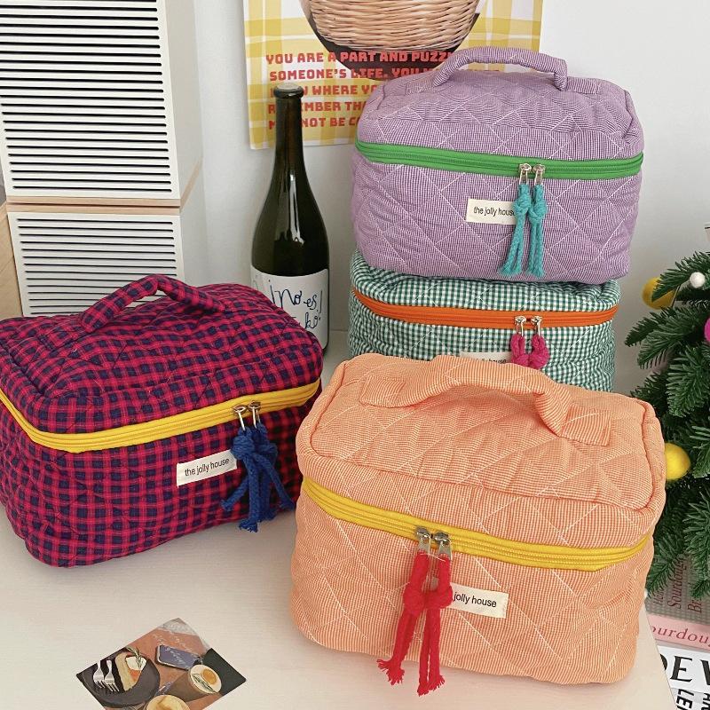 Creative Contrast Plaid Cosmetic Bag: Large Capacity, Hand-Held Travel Makeup and Brush Storage for Women.