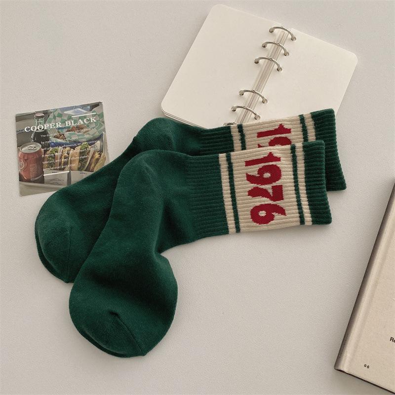 

Trendy Brand 1976 Personalized Striped Green Letter Pure Cotton Socks Casual Trend Sports Mid-Leg Socks 35-42 yards зелений