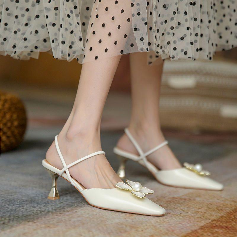 Damskor Strass Skor Spetsig Tå Sommar 2024 Diamantsandaler för Kvinna Stängda med Mellanhöga Klackar Beige Vintage Rea