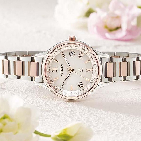 Citizen EC1165-51W ( Se xC Eco-Drive radiostyrt H246 Titania Line Happy Flight Bloom Design Eternal Platinum/Sakura Pink)
