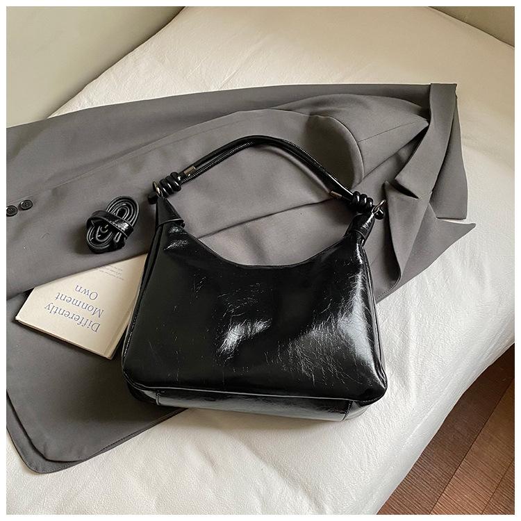 

Корейская нишевая сумка под мышкой женская осень 2025 новая ретро сумка-тоут большой вместимости в иностранном стиле модная сумка-мессенджер