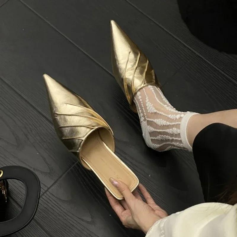 Schuhe für Damen  Hochwertige Damen-Hausschuhe mit geschlossener Zehe Mode-Kleid-Hausschuhe Damen Plissierte Spitzzehe Niedrigabsatz-Sandalen