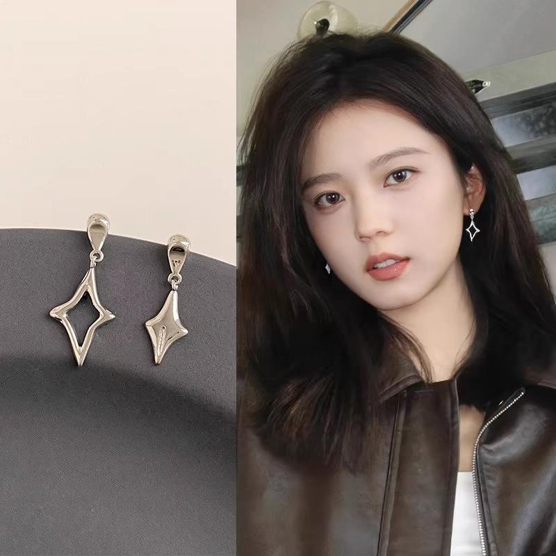 

Роскошные и изысканные серьги, модные пусеты с ретро-акцентом. One Size серебряный