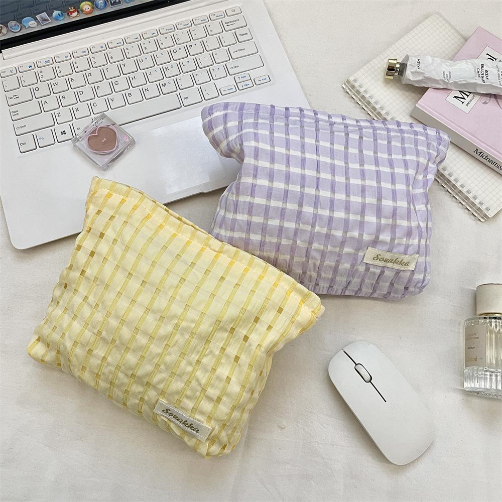 Small Fresh Plaid Portable Storage Bag, Wash and Makeup Bag, Cosmetic Bag, Clutch Bag.