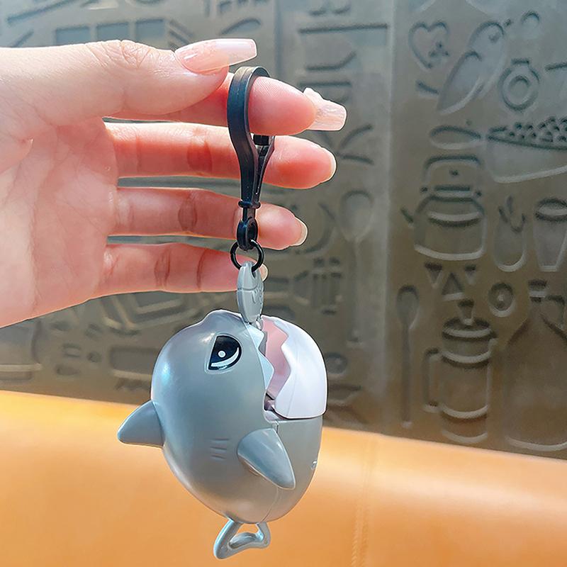 Cartoon Pull String Beißzähne Hai Anhänger Schlüsselanhänger für Schultasche Hängende Dekoration Niedlicher Schrumpfseil Hai frisst Fisch Puppe Schlüsselanhänger