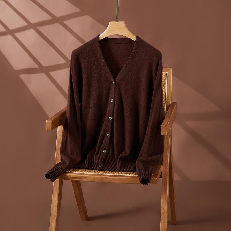 

Женский кашемировый кардиган с V-образным вырезом нового стиля 2024 - осенний нишевый вязаный свитер-пальто. Medium