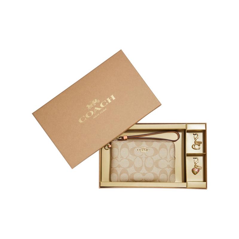 COACH Boxed 16 Classic Presbyopia Zipper Gift Box Coated Canvas with Leather Wrist Bag Clutch Regular Women s Khaki коричневый