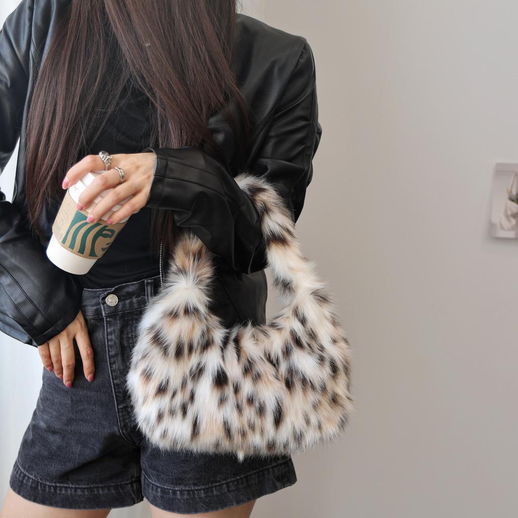 Fluffy Purses for Women Cute Fuzzy Tote Handbag Plush Y2K Hobo Shoulder Bag Faux Fur Clutch Bag Fuzzy Women's Plush Purse Underarm Handbag Hobo Tote