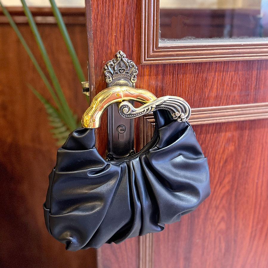 Fashion glossy pleated bag cloud bag niche irregular hardware handbag high-end simple handbag чёрный