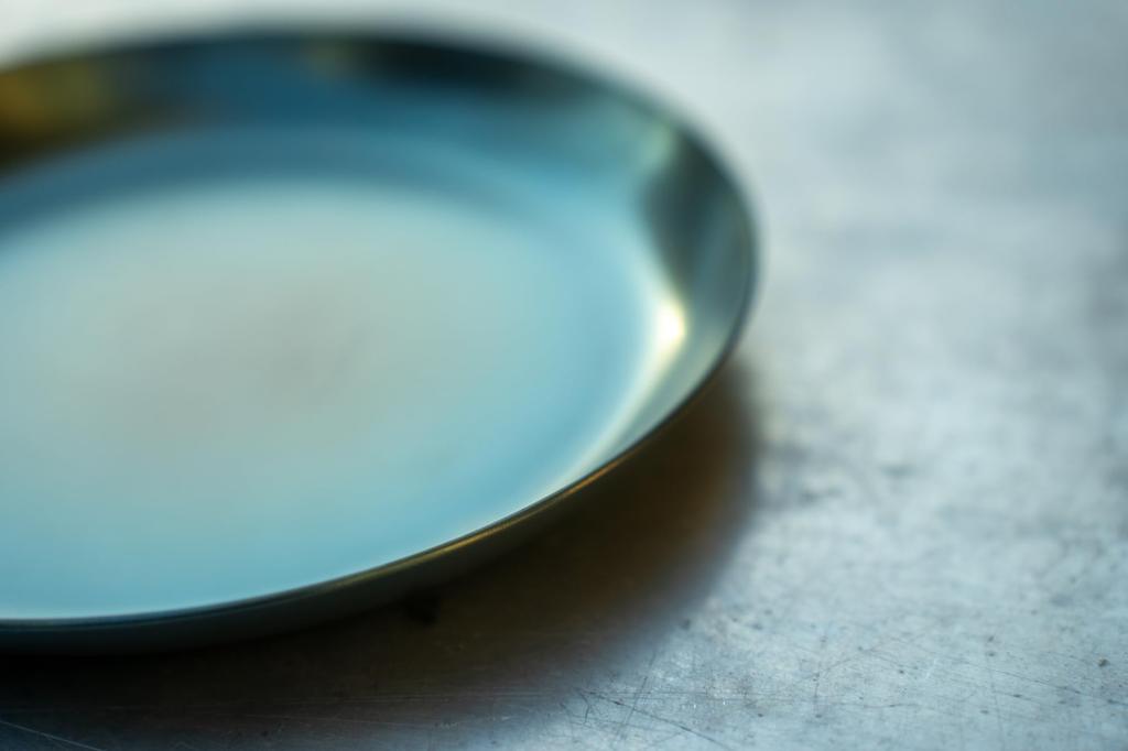 The More You Use It, the Better It Gets. Made In Japan, This Hard-tempered Iron Frying Pan (24.5cm) Is Perfect for Outdoor and Camping Use.