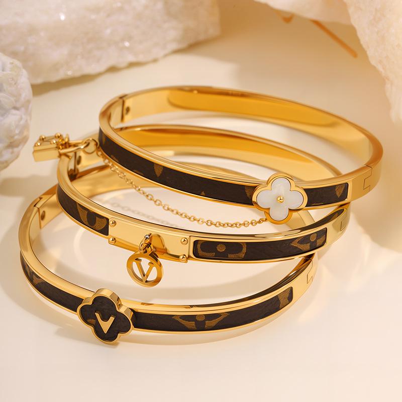 Módní titanová ocelová zámková řetízková kožená náramek se čtyřlístkem pro ženy - Prémiový, Barevně stálý, Evropský a Americký módní design