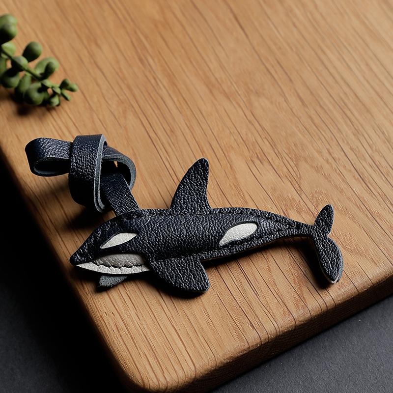 

Кожаный брелок для сумки ручной работы из французской овчины, ручной работы, маленький кит, подвеска для сумки, брелок, подвеска, подарок на день рождения