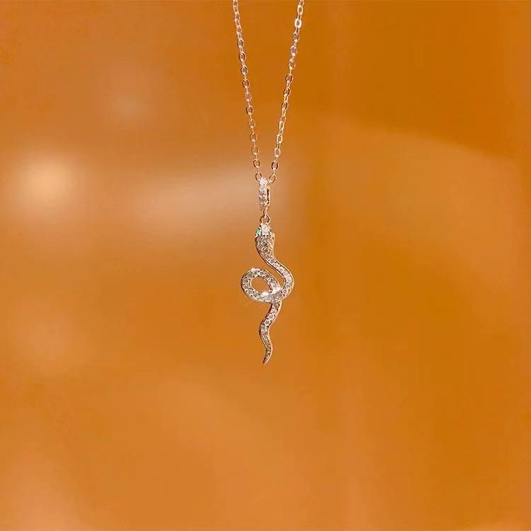 Trendige Spirit Snake Halskette - Vielseitiger Cooler Anhänger für Damen mit Nischen-Design, Luxuriöse Stil-Accessoires