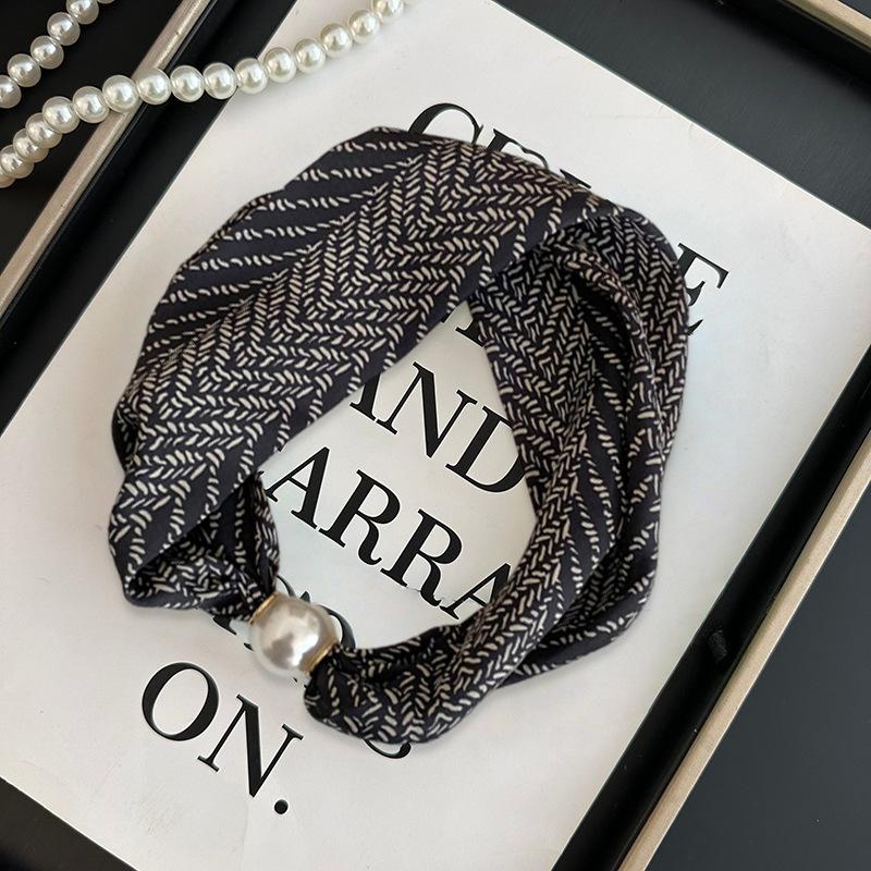 Pearl necklace women's magnetic buckle silk scarf high-end spring and summer new niche wear printed silk scarf scarf