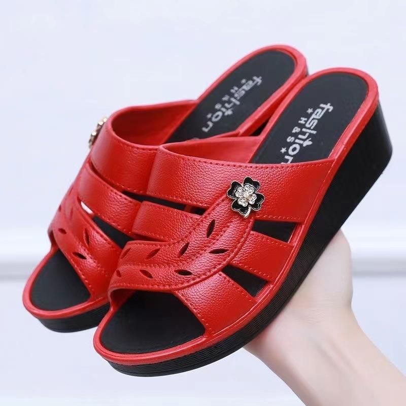 

2024 Летние женские тапочки ПВХ Ажурные тапочки Туфли для мам среднего возраста Сандалии для отдыха Модные тапочки на танкетке на платформе 36 красный