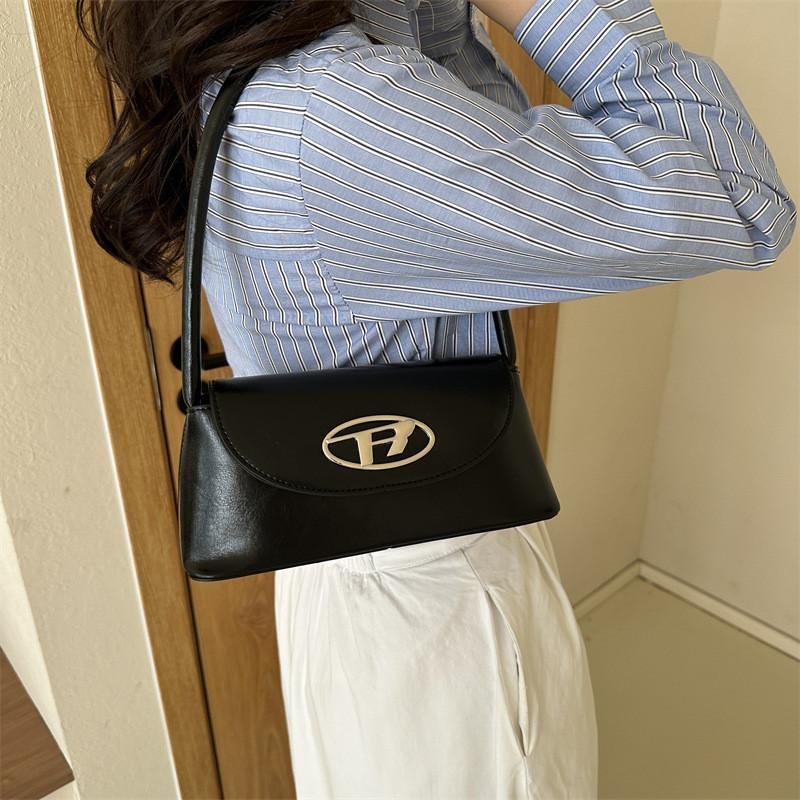 Popular Cross-border Small Purse Women 2023 Winter Chic Compact Underarm Bag Streetwear Shoulder Bag