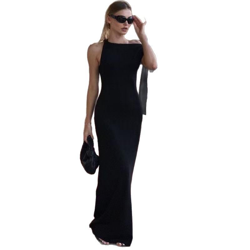 A Fashionable, Elegant, and Form-fitting Single-shoulder, Single-strap, Solid-color Dress with A Sense of Design