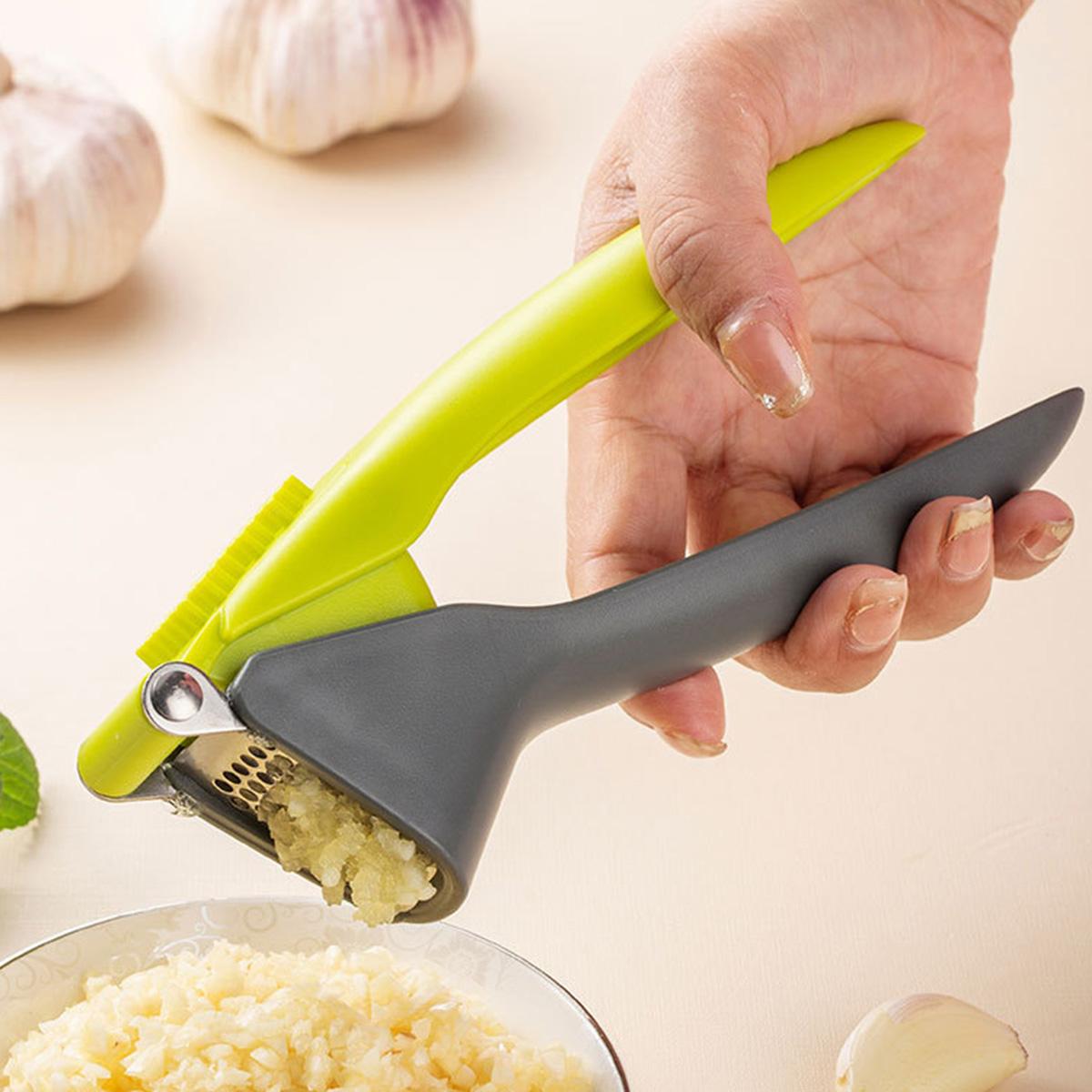 

1PC Manual garlic press; kitchen tool for crushing garlic cloves (color random)