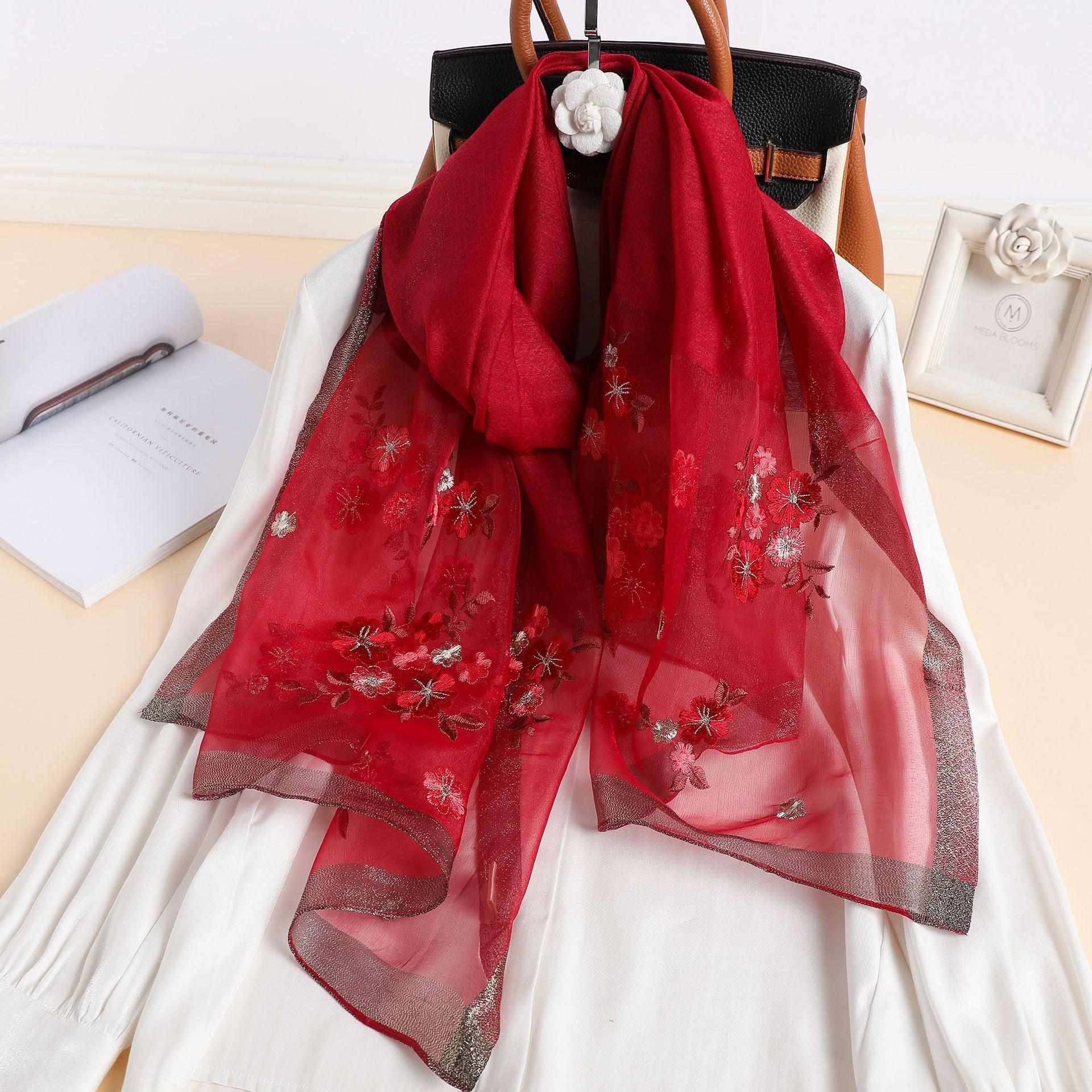 

Роскошный шарф из смеси шелка и шерсти с вышитым цветочным узором — идеальный вариант для вечерних мероприятий 180*70cm