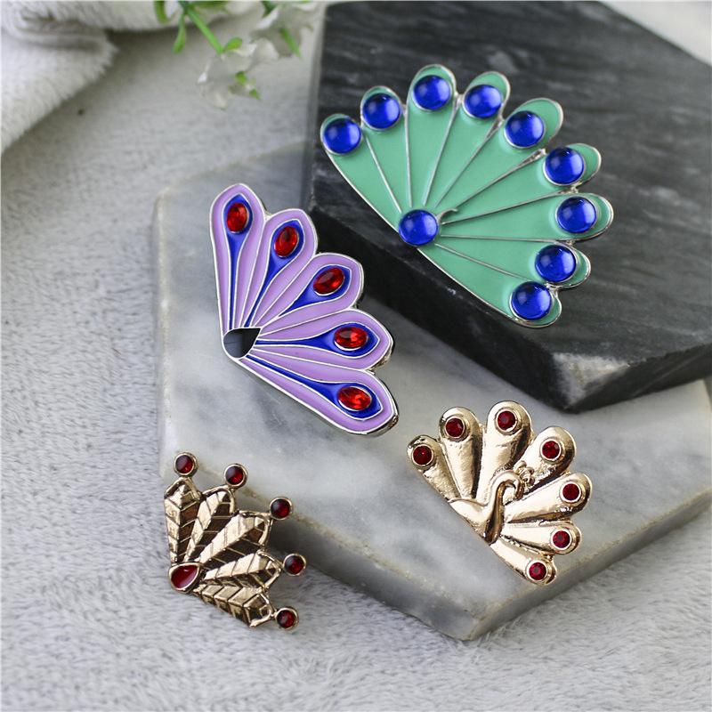Hot 1Pc Crystal Diamond Peacock Animal Pin Anime Creative Fantail Brooch Role Play Props Men And Women Backpack Jewelry Gift