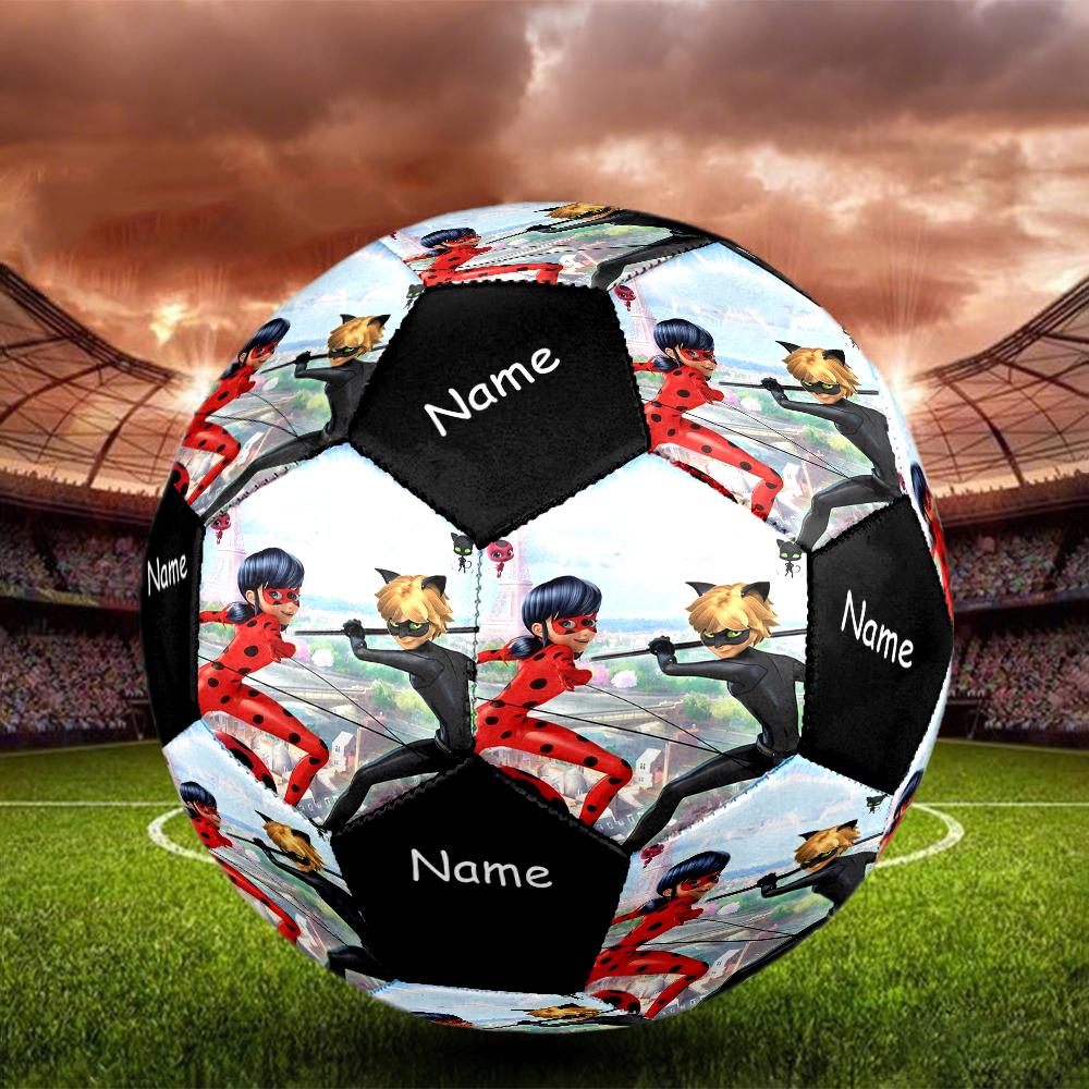 Pallone da Calcio Personalizzato con Nome, Tema Miraculous: Le Avventure di Ladybug e Chat Noir, Taglia 5, Adatto sia per Partite Indoor che Outdoor, un Regalo Adatto a Tutti.