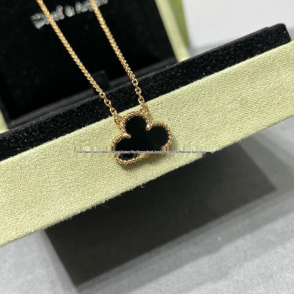 Náhrdelník Van Cleef se čtyřlístkem: Zlatý přívěsek pro ženy s pětilistým designem, bílou perletí, červeným achátem a diamantem.