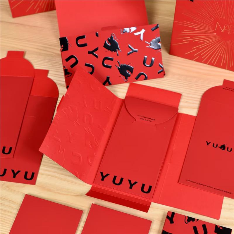 

Красный конверт с тиснением «Год Змеи» и логотипом - Креативный новогодний подарок для клиентов