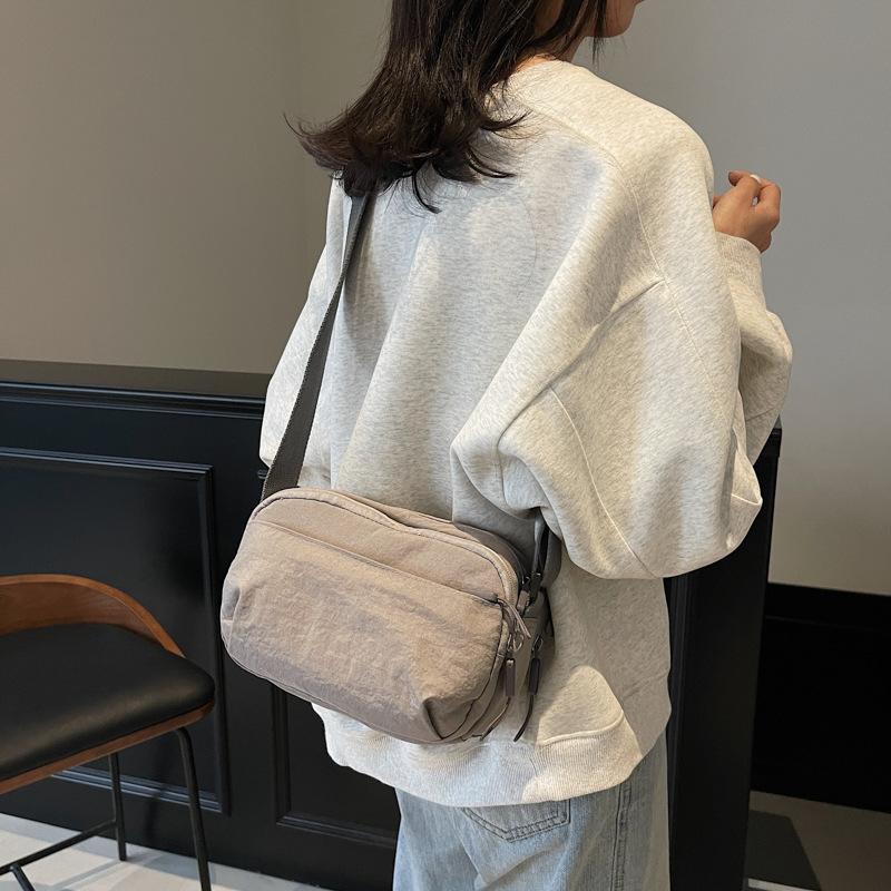 

Проста плечова сумка жіноча 2025 нова тканинна сумка-месенджер великої місткості сумка для мобільного телефону чоловіча та жіноча для поїздок на роботу тришарова сумка 23*15*15 сірий колір