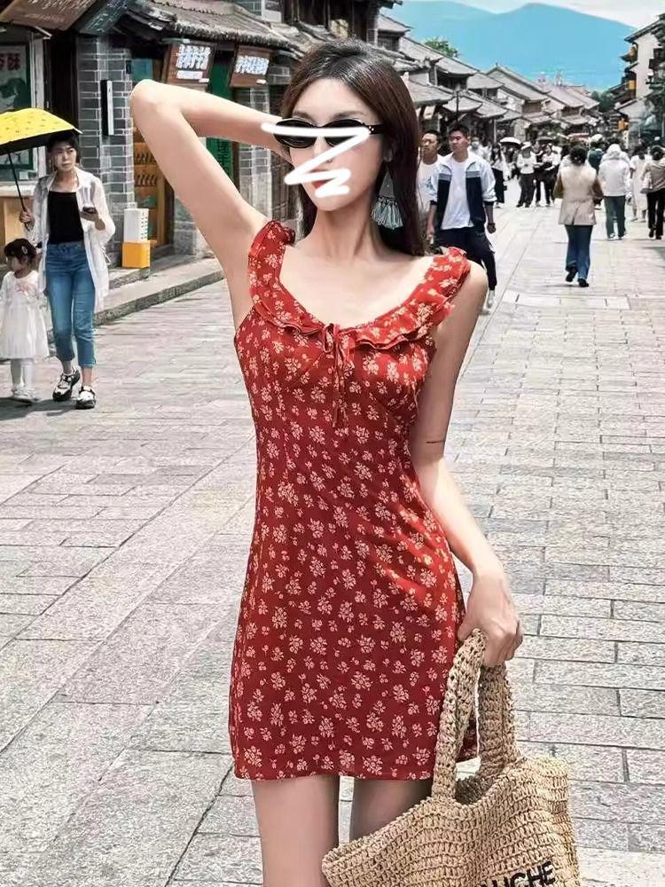 Women's French Retro Red Floral Spaghetti Strap Dress - Early Spring 2025 Edition, Petite Waist-Slimming Design.