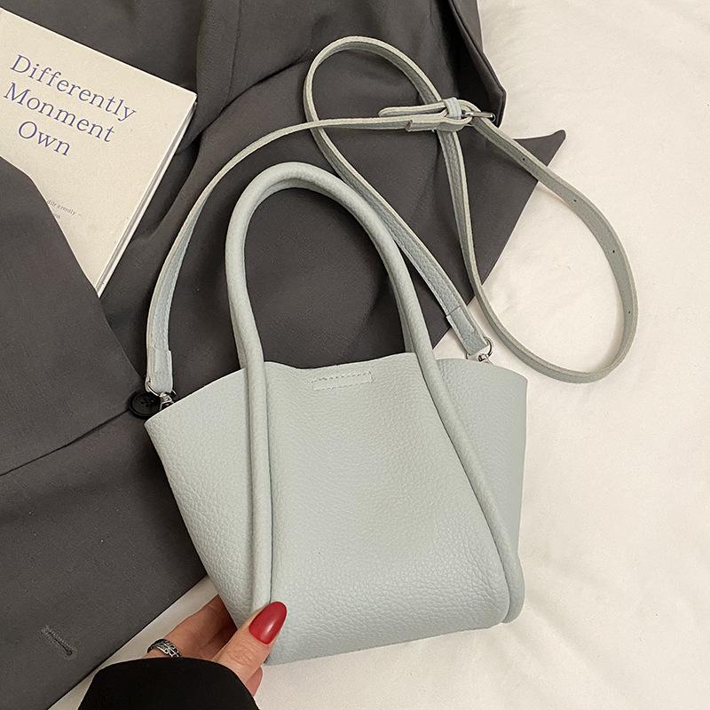 

2025 новая нишевая простая высококлассная корейская версия сумка-корзина для овощей женская повседневная универсальная модная сумка-мессенджер сумка для мамы и ребенка