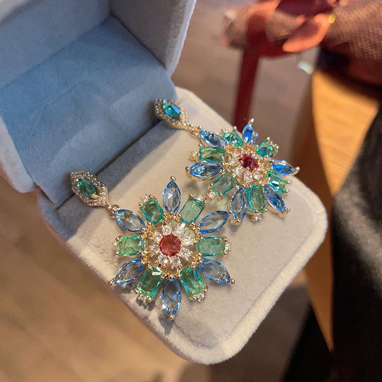 

Серьги-гвоздики с микро-инкрустацией из разноцветного циркония в виде цветка, женские позолоченные серьги в стиле темперамент с коротким измененным лицом и короткими волосами синий