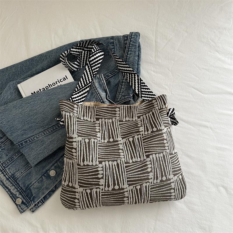 Stylish Large Capacity Tote Bag For Women With Trendy Summer Colors And Chic Design