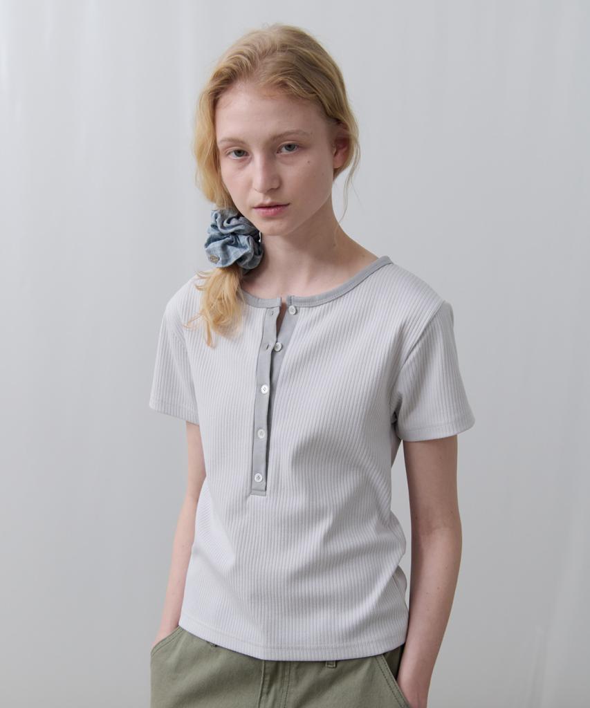 Toabe Contrast Ribbed Half-Open Tee (Soft Gray)