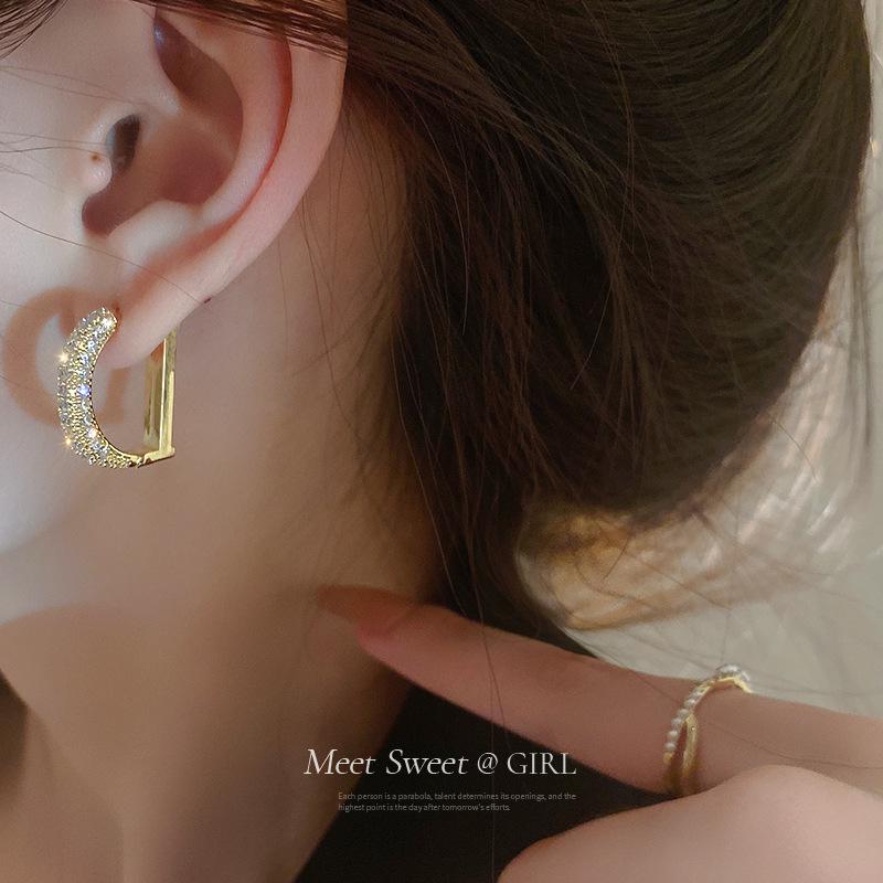 Zircon Gold Letter D Ear Cuffs: High-End Women's Stud Earrings with Versatile Niche Design.