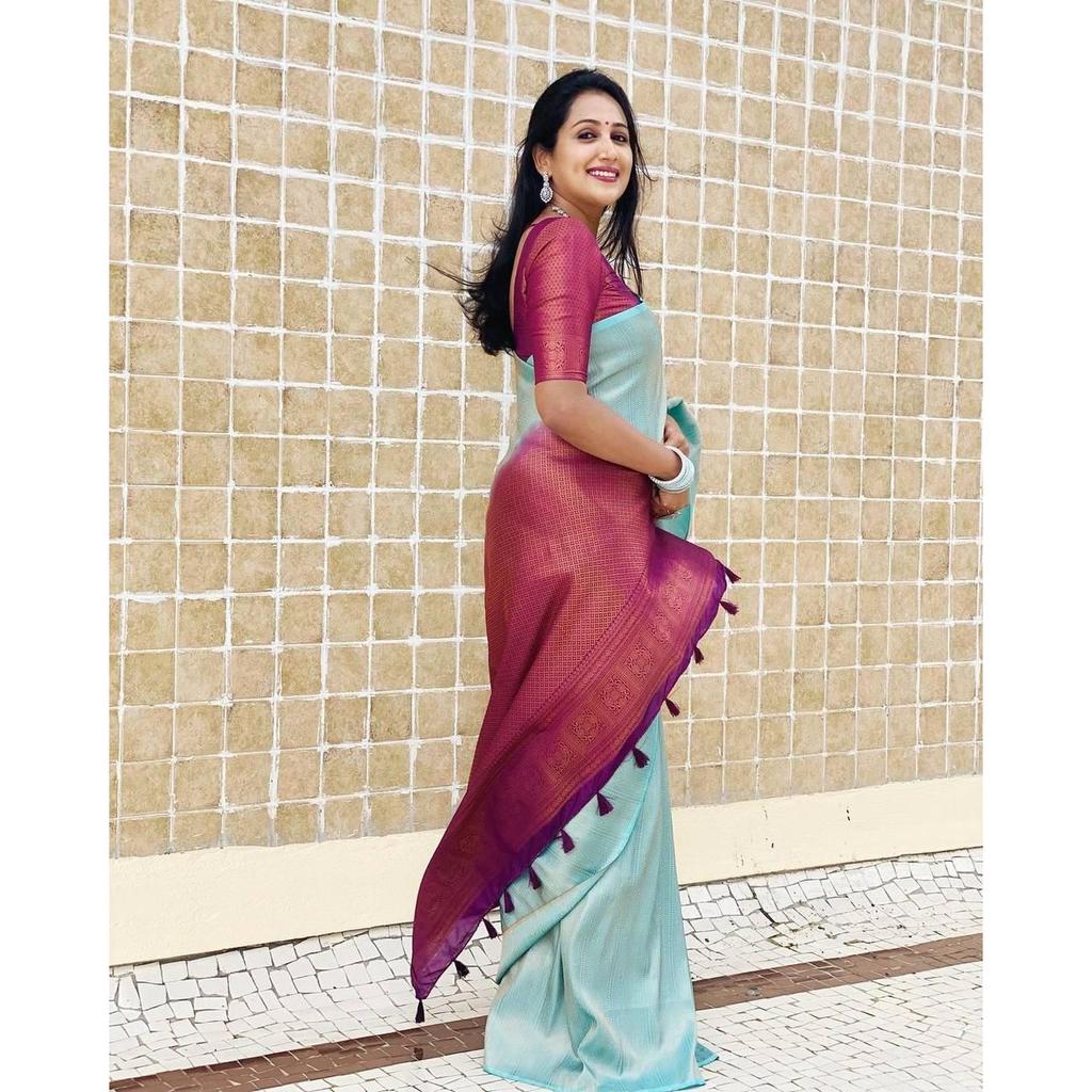 ALMAARI store is adorned with beautiful Zari work in form of traditional motifs. This beautiful saree is elegantly decorated with gorgeous