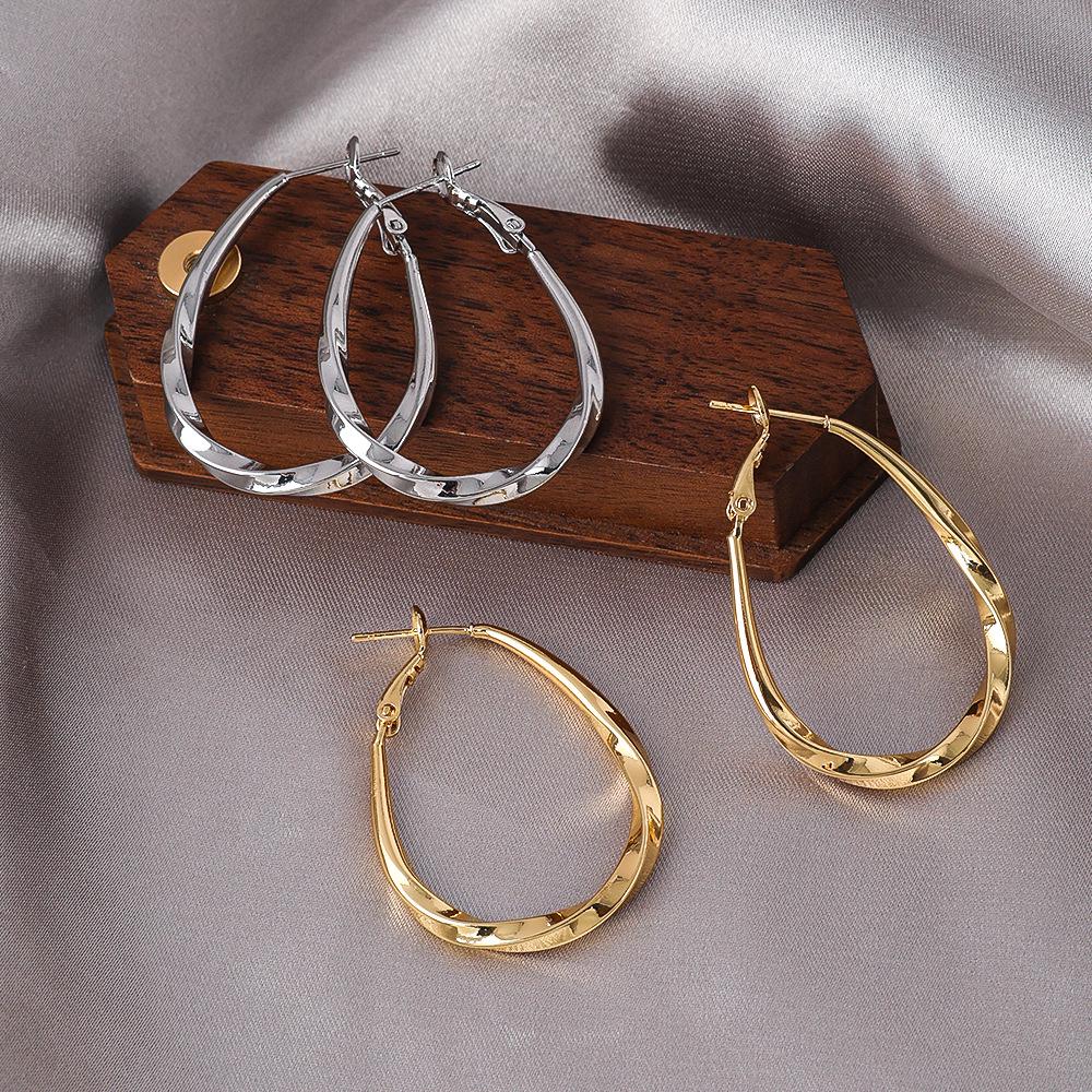 Exaggerated Heart-Shaped Hoop Earrings for Women - Minimalist and Versatile Ear Cuff Accessories
