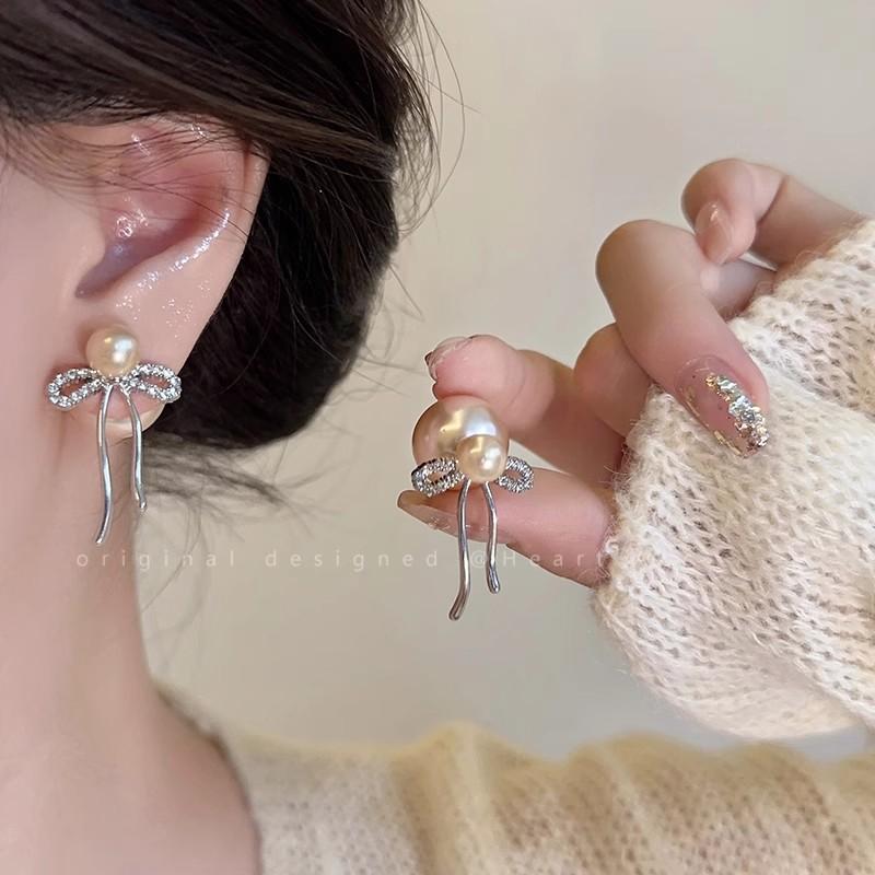 Cool Gray Pearl Bow Earrings Women's French Retro Light Luxury Exquisite Stud Earrings Autumn and Winter High-end Earrings Tide